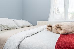 Voodi või voodid majutusasutuse Shirley house 2, Self Catering Guest House, Self Check in, Smart locks, 10 min Walk to Southampton General, Aspire and Princess Anne Hospitals, Access to Fully Equipped Kitchen, Excellent Transport Links, Ideal for Longer Stays and Hospital Shifts toas