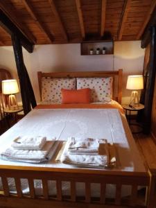 1 dormitorio con 1 cama con 2 toallas y 2 lámparas en Ribeira da Praia House, en Vila Franca do Campo