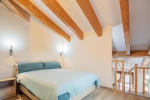 - une chambre avec un lit et des plafonds en bois dans l'établissement O Trancallo, à Viana do Bolo