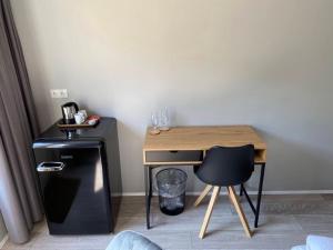 einen Schreibtisch mit Stuhl und einen Tisch mit Weingläsern in der Unterkunft Urdartindur Guesthouse and Cottages in Norðurfjörður