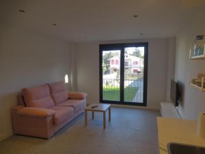 a living room with a couch and a table at Apartamentos Hispano Nájera in Nájera