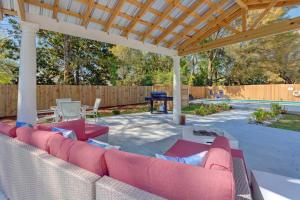 Fotografie z fotogalerie ubytování Gulf Breeze Home with Pool, Grill and Fire Pit v destinaci Gulf Breeze
