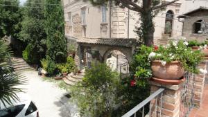 un bâtiment avec des plantes en pot sur son côté dans l'établissement La Terrazza di Spello, à Spello