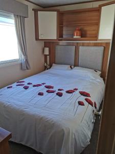Uma cama ou camas num quarto em Riverside 11 PARKDEAN South Beach Heacham