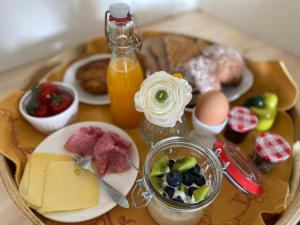 een dienblad met ontbijtproducten op tafel bij Het Pauzeerhuis in Middelburg