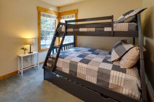 Divstāvu gulta vai divstāvu gultas numurā naktsmītnē Juniper Ridge Chalet at Eagle Crest Resort