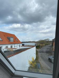 una vista desde la ventana de una casa en Tinyhouse Thorøhuse en Assens