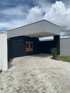 un amplio garaje con techo blanco y entrada en Nidore Motel en Boa Vista