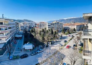 una città con auto parcheggiate in una strada con edifici di City Life Apartments #2 a Ioannina