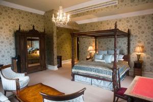 Postel nebo postele na pokoji v ubytování Kilronan Castle Hotel & Spa
