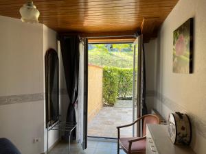 cocina con puerta que da a un patio en Résidence Monfort en Sarlat-la-Canéda