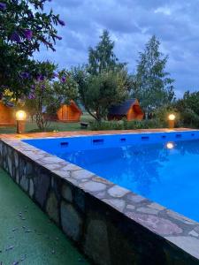 una piscina en un complejo por la noche en Blue Village 8 en Kolašin