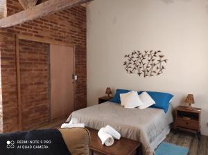 Una cama o camas en una habitación de Chalé Lavanda com Hidro, Trilhas e Cachoeiras