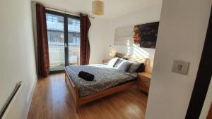 Postel nebo postele na pokoji v ubytování Modern Arcadian Centre Apartment 2 Bed / Balcony