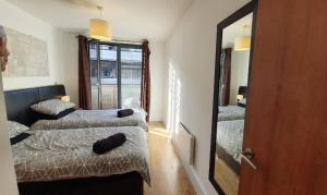 Postel nebo postele na pokoji v ubytování Modern Arcadian Centre Apartment 2 Bed / Balcony