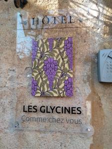 un cartel en una pared con una imagen de uvas en Les Glycines Vézelay, en Vézelay