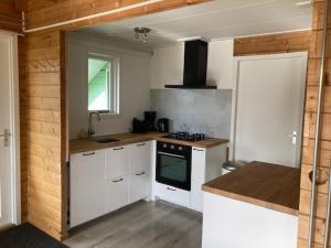 Kuchyň nebo kuchyňský kout v ubytování Chalet aan het water - vakantiepark de Schreiershoek