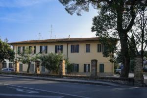 een gebouw aan de straatkant bij il Rifugio dell'Artista in Passignano sul Trasimeno