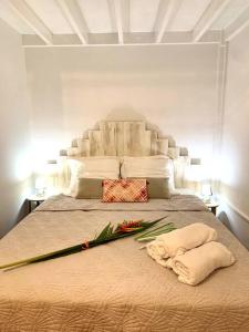 um quarto com uma cama grande com flores em SOMPTUEUX DUPLEX SUR LA ROUTE DES PLAGES em Sainte-Anne