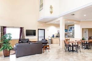 uma sala de estar com um sofá e uma mesa em OYO Hotel Stafford TX I-69 North em Stafford