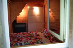 - une chambre avec un lit dans une pièce dotée d'une fenêtre dans l'établissement Rech Hof Urlaub auf dem Gnadenhof, à Schalkenbach