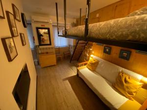 ein Wohnzimmer mit einem Sofa und einem Etagenbett in der Unterkunft Estudio T41 - Centro Historico in Lissabon