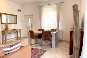 Posedenie v ubytovaní Full 2BDR Garden House near to Downtown Metro Free Parking