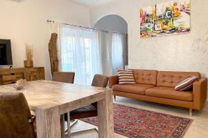 Posedenie v ubytovaní Full 2BDR Garden House near to Downtown Metro Free Parking