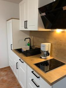 eine Küche mit einer Arbeitsplatte und einer Kaffeemaschine in der Unterkunft Frische Brise in Insel Poel