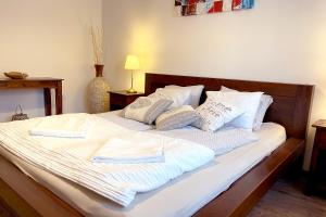 Posteľ alebo postele v izbe v ubytovaní Full 2BDR Garden House near to Downtown Metro Free Parking