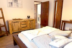 Posteľ alebo postele v izbe v ubytovaní Full 2BDR Garden House near to Downtown Metro Free Parking