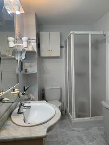 a bathroom with a sink and a shower and a toilet at Apartamento en primerísima línea de playa con espectaculares vistas Netflix, Prime y Disney in Oropesa del Mar +24 photos