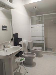 ein Bad mit einem Waschbecken, einem WC und einer Dusche in der Unterkunft A Casa da Herba in Redondela