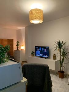 Μια τηλεόραση ή/και κέντρο ψυχαγωγίας στο Apartamento en primerísima línea de playa con espectaculares vistas Netflix, Prime y Disney +24 φωτογραφίες