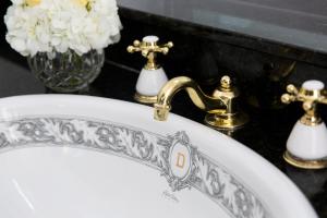 lavabo blanco con grifo de oro en The Driskill, in The Unbound Collection by Hyatt en Austin