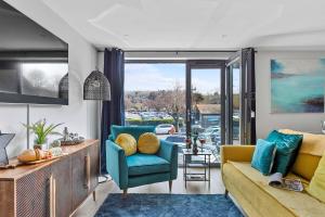 sala de estar con sofá y ventana en 2 De Courcey House - Architect designed luxury apartment with parking, central Dartmouth, en Dartmouth