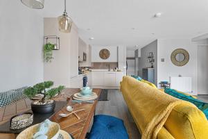 een woonkamer met een bank en een tafel bij 2 De Courcey House - Architect designed luxury apartment with parking, central Dartmouth in Dartmouth