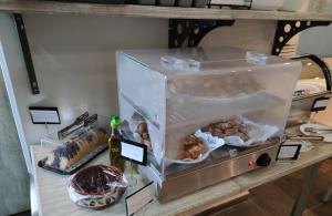 una scatola di plastica su un tavolo con alcuni prodotti da forno di Filoxenia Hotel a Monemvasía