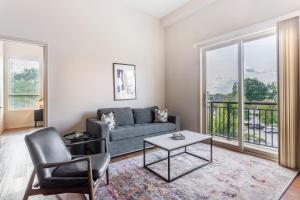 Mint House Greenville - Downtown في غرينفيل: غرفة معيشة مع أريكة وطاولة