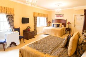 Postel nebo postele na pokoji v ubytování Kilronan Castle Hotel & Spa