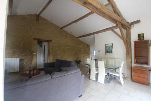 a living room with a couch and a table at La Villa a Bel-Endroit in Marciac