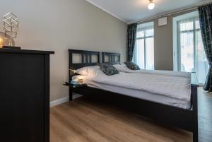 Giường trong phòng chung tại Stilvolles Garten-Appartment im Kurgebiet - DTV 4*