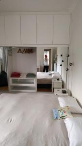 Posteľ alebo postele v izbe v ubytovaní Fully renovated, family-friendly apartment, next to a huge green park, in Athens center