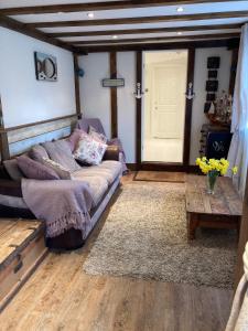 ein Wohnzimmer mit einem Sofa und einem Tisch in der Unterkunft Hideaway at Botany Bay in Broadstairs