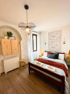 una camera con un grande letto di Rooms & Apartments La Casa di Loreto a Rovigno (Rovinj)
