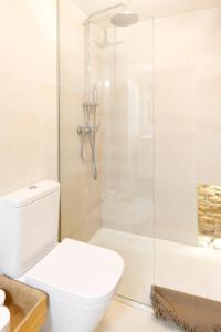 a white bathroom with a toilet and a shower at Casa Deluxe Herreros in Alcalá de Henares