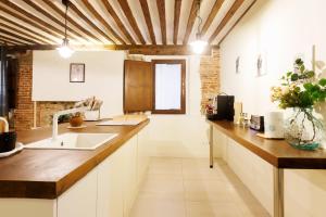 una cucina con lavandino e piano di lavoro di Casa Deluxe Herreros ad Alcalá de Henares