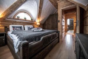 1 dormitorio con 1 cama en el centro de una habitación en Luksusowy domek w Osadzie Jaworzyna z jaskinią SPA en Tokarnia
