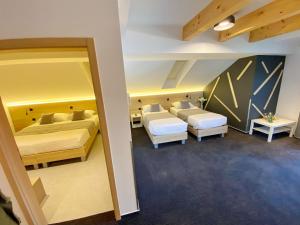Postel nebo postele na pokoji v ubytování 16 Lakes Hotel