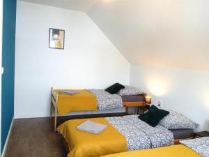 um quarto com quatro camas num quarto em Apartamenty Jodłowa - bilard - bawialnia - królikarnia em Krajno-Zagórze